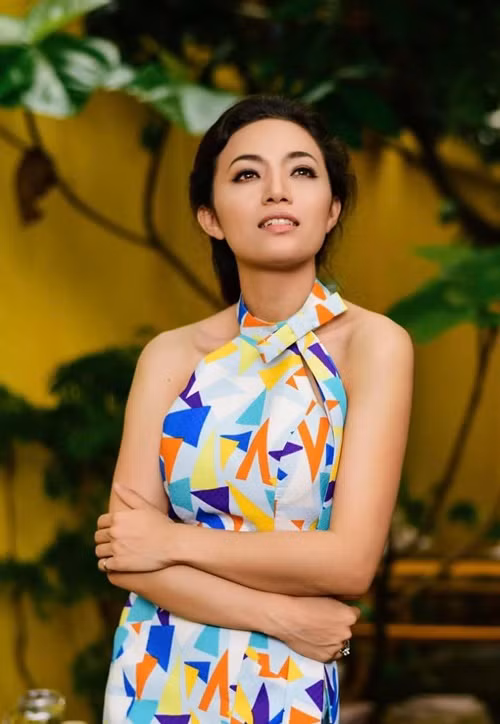 Tinna Tình lần đầu biết yêu vào năm 18 tuổi. Thời điểm đó, cô mới về nước nên hay qua lại giữa Việt Nam và CH Czech. Ảnh: FBNV.