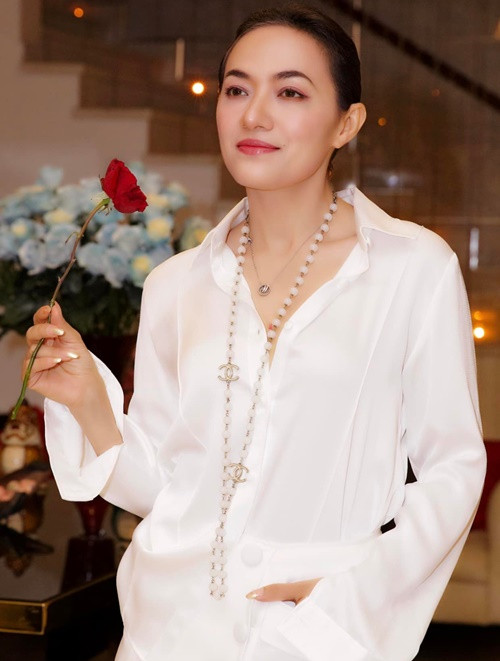 Bạn trai đầu tiên ngỏ lời muốn cưới cô để cả hai cùng tạo dựng sự nghiệp kinh doanh ở CH Czech. Tuy nhiên vì đam mê nghệ thuật, Tinna Tình từ chối lời đề nghị của người yêu. Cả hai chia tay sau 4 năm gắn bó. Ảnh: FBNV.