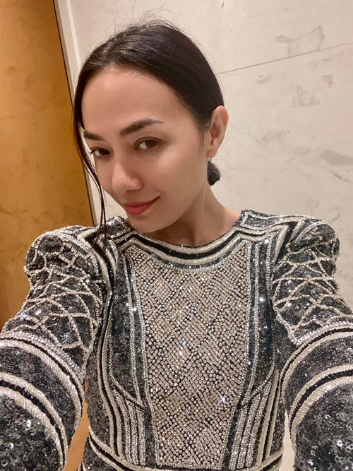 "Mới lần đầu tiên gặp mặt, hẹn hò xem phim mà người ta đã muốn đụng chạm thân xác nên tôi e ngại và cắt đứt liên lạc từ đó. Tôi sinh ra ở nước ngoài nhưng tính cách rất Á Đông, phong kiến, chuyện tình cảm không thể đến vồ vập được. Trong khi hầu hết đàn ông đều muốn nôn nóng chiếm hữu người phụ nữ nên tôi không thích”, Dân Việt dẫn lời diễn viên Tinna Tình. Ảnh: FBNV.