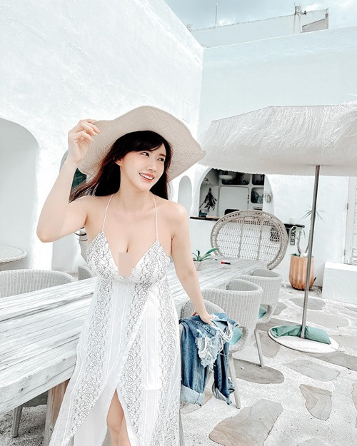 Cô có 1,3 triệu người hâm mộ trên Facebook và hơn 900.000 người theo dõi trên Instagram.