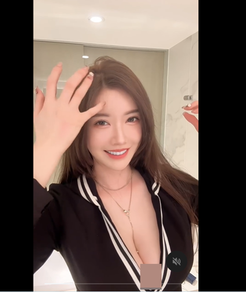 Hot girl người Đài Loan hiểu rõ lợi thế hình thể bởi vậy cô chuộng trang phục xẻ sâu khoe vòng một.