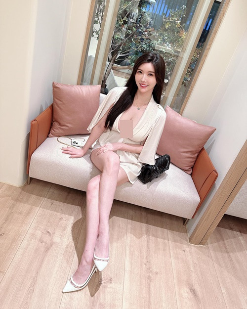 1 năm trở lại đây, hot girl xinh đẹp liên tục xuất hiện trên các báo, trang tin tại Đài Loan.