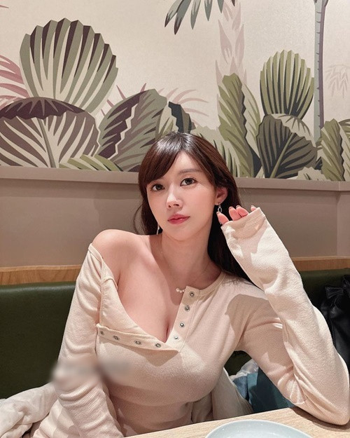 Cô nàng hiện có cuộc sống khá sang chảnh. Cô thường xuyên đi du lịch nước ngoài, nghỉ dưỡng xa xỉ.