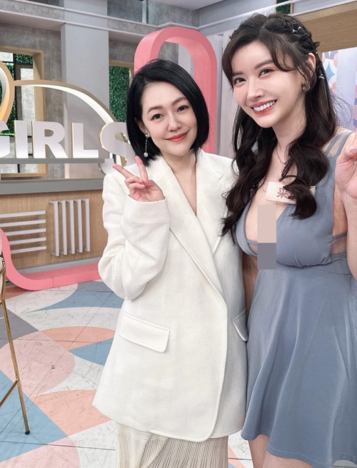 Cô nàng quá đỗi gợi cảm bên MC Tiểu S (Từ Hy Đệ).