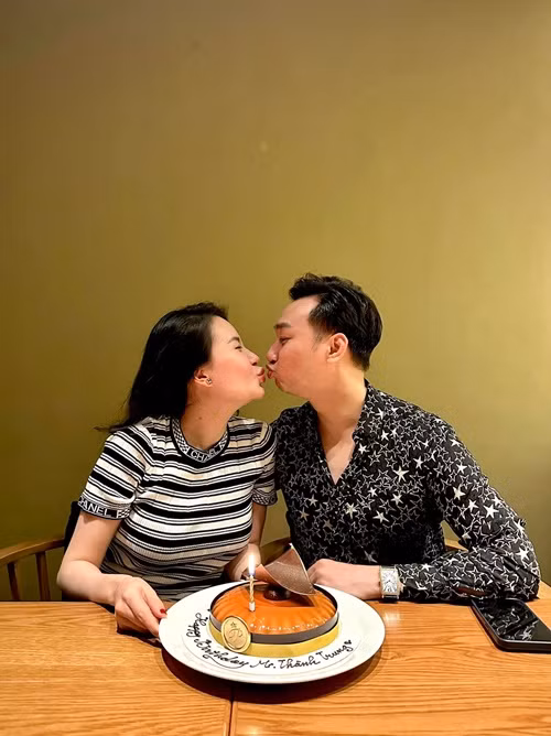 Vợ Thành Trung sinh năm 1991, từng là tiếp viên hàng không.