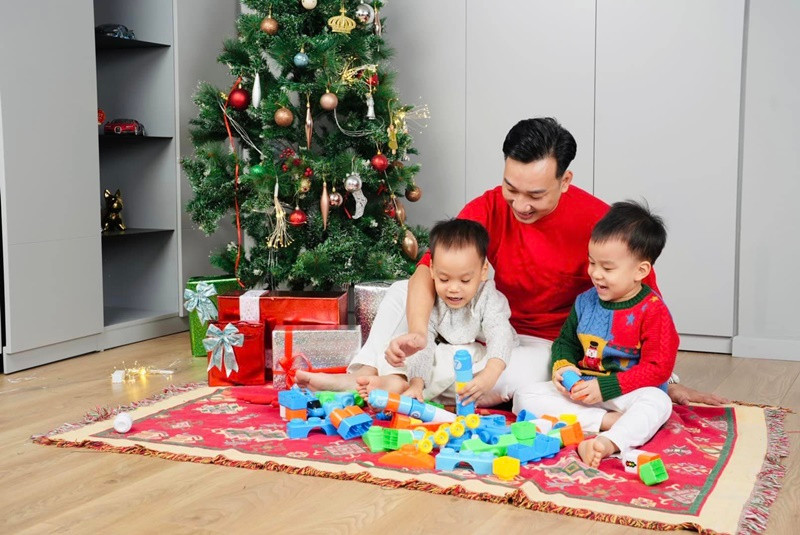 Thành Trung thường xuyên đưa con đến sân bóng đá để xem các trận đấu của mình hay chương trình anh làm MC.