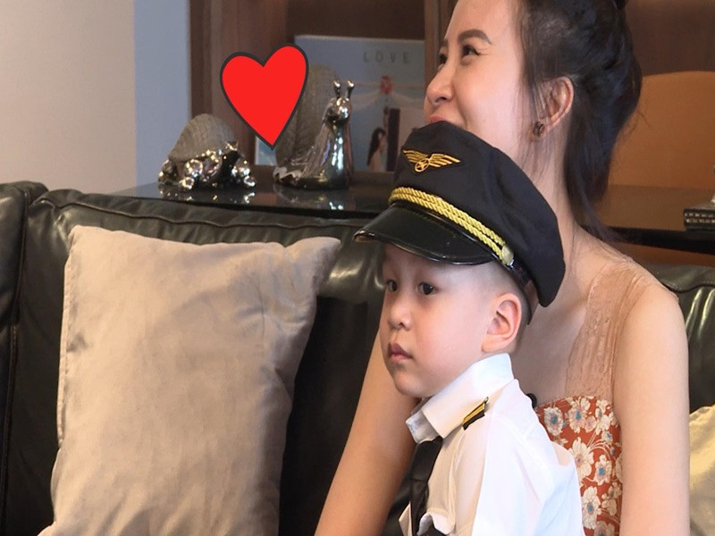 Vợ kém 8 tuổi của Thành Trung nghỉ làm tiếp viên hàng không để sinh con.