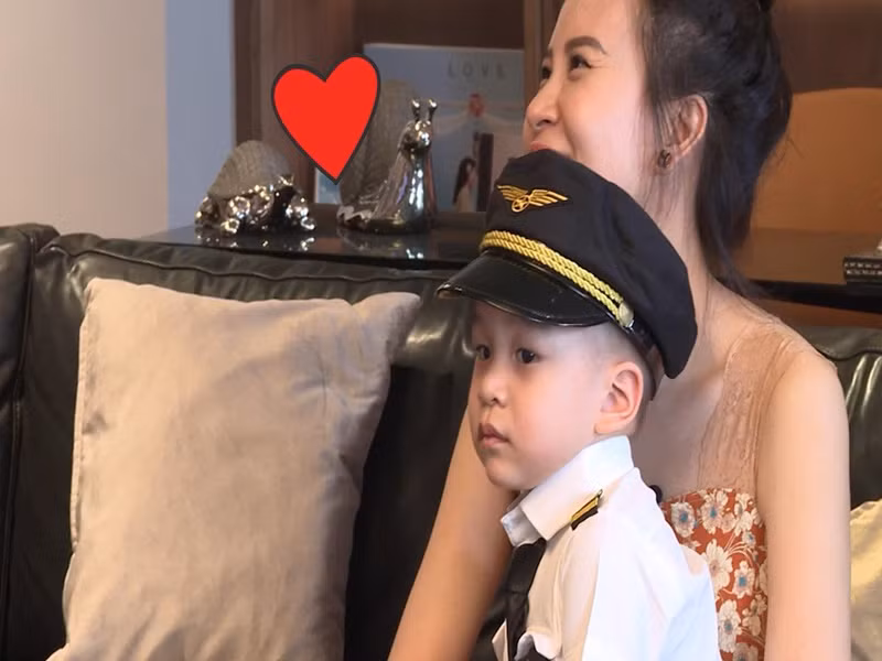 Vợ kém 8 tuổi của Thành Trung nghỉ làm tiếp viên hàng không để sinh con.