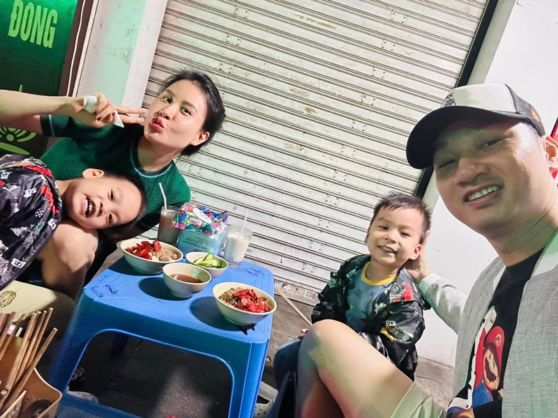 Hai nhóc tì nhà Thành Trung - Ngọc Hương đều thích đọc sách, khám phá thiên nhiên.