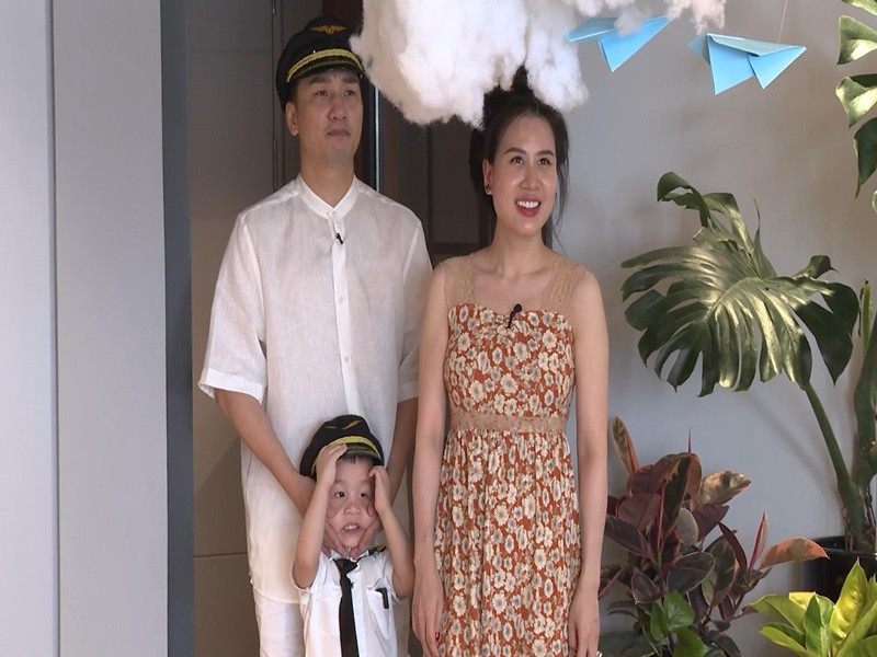 Thành Trung biết ơn vợ sinh hai cậu con trai, lui về hậu phương để anh phát triển sự nghiệp dẫn chương trình. Nam MC từng cùng các con biến phòng khách trở thành mô hình chuyến bay để khiến vợ bất ngờ.
