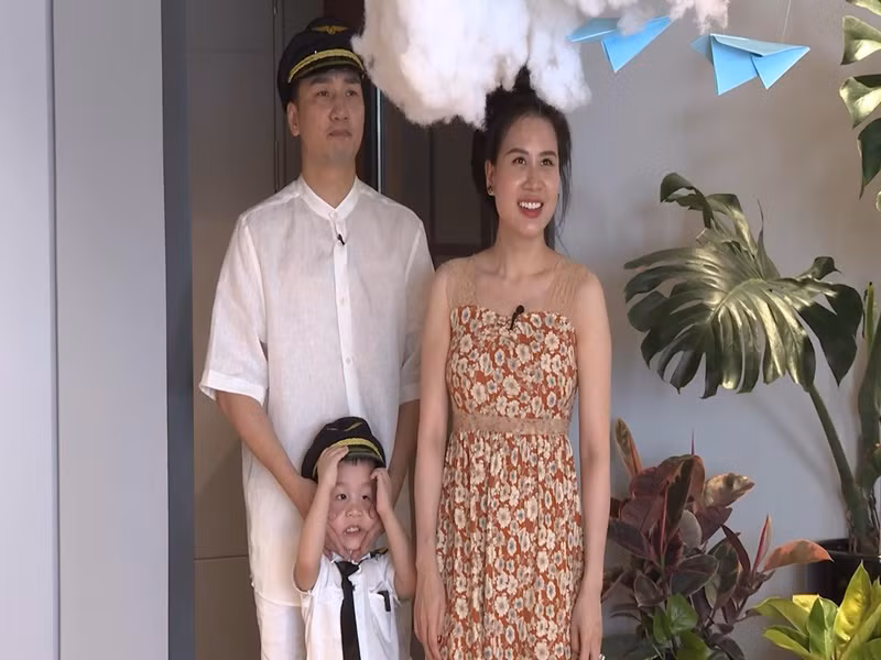 Thành Trung biết ơn vợ sinh hai cậu con trai, lui về hậu phương để anh phát triển sự nghiệp dẫn chương trình. Nam MC từng cùng các con biến phòng khách trở thành mô hình chuyến bay để khiến vợ bất ngờ.