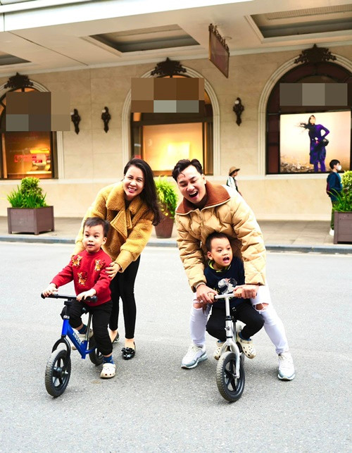 Hai con trai của nam MC ngày càng kháu khỉnh.