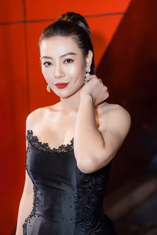 Thanh Hương tiết lộ, chồng cô rất đẹp trai, cao 1m8, là doanh nhân và hơn Thanh Hương 10 tuổi.