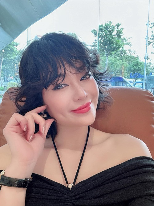 Trong mắt Thanh Hương, chồng cô tốt tính nhưng không khéo trong cư xử, đặc biệt không biết nói lời ngọt ngào hay hành động lãng mạn. Khi Thanh Hương bận rộn, chồng cô sẵn sàng làm việc nhà, chăm sóc các con.