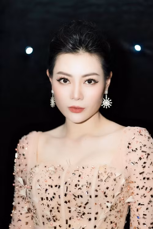 Thanh Hương gặp chồng năm 17 tuổi. Năm 20 tuổi, cô bắt đầu yêu. 1 năm sau, nữ diễn viên lên xe hoa.