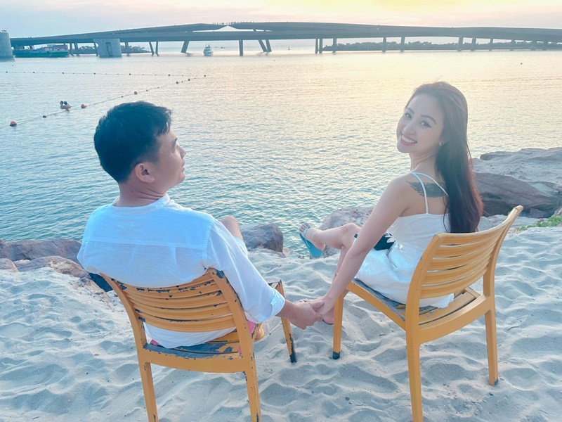 Vợ chồng Vân Hugo nắm tay tình tứ.