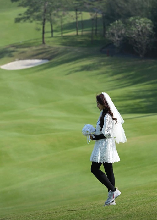 Vợ chồng nữ MC còn chụp ảnh cưới trên sân golf.