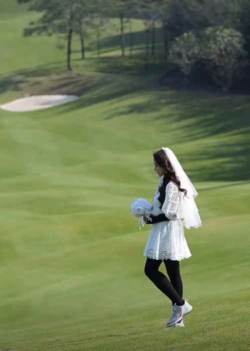 Vợ chồng nữ MC còn chụp ảnh cưới trên sân golf.