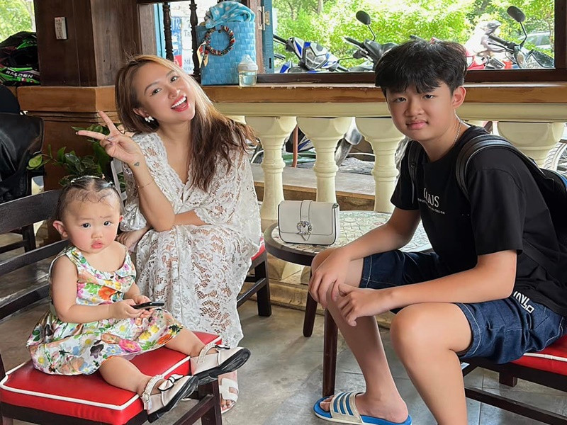 Vân Hugo và doanh nhân Đặng Cường có một cô con gái chung. Ngoài ra, cả hai đều có con riêng. Vân Hugo chia sẻ trên Vietnamnet: "Gia đình tôi có mô hình phức tạp nhất trong xã hội, đầy đủ con anh, con tôi, con chúng ta. Nhưng tôi lại không hề thấy phức tạp. Bởi các bạn nhỏ của chúng tôi luôn yêu thương bố mẹ. Tôi luôn nói, các bạn rất may mắn vì có 2 bố 2 mẹ cùng dõi theo, yêu thương và chăm sóc".