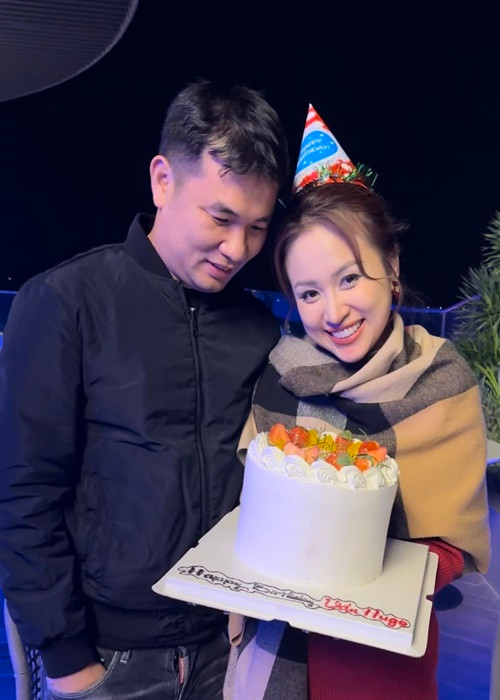 "Khi bạn nhận được lời mời tới dự 1 đám cưới ở biển, bạn hãy xác nhận chắc chắn về việc có tham dự được hay không? Vì cô dâu chú rể rất cần thông tin chính xác để đặt phòng và đặt tiệc rồi xe đưa đón sân bay, nếu bạn im lặng thì sẽ khó để sắp xếp vì đám cưới ở đảo sẽ rất khác với việc đi ăn cưới ở nhà hàng xong rồi về", nữ MC chia sẻ.