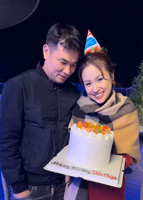 "Khi bạn nhận được lời mời tới dự 1 đám cưới ở biển, bạn hãy xác nhận chắc chắn về việc có tham dự được hay không? Vì cô dâu chú rể rất cần thông tin chính xác để đặt phòng và đặt tiệc rồi xe đưa đón sân bay, nếu bạn im lặng thì sẽ khó để sắp xếp vì đám cưới ở đảo sẽ rất khác với việc đi ăn cưới ở nhà hàng xong rồi về", nữ MC chia sẻ.