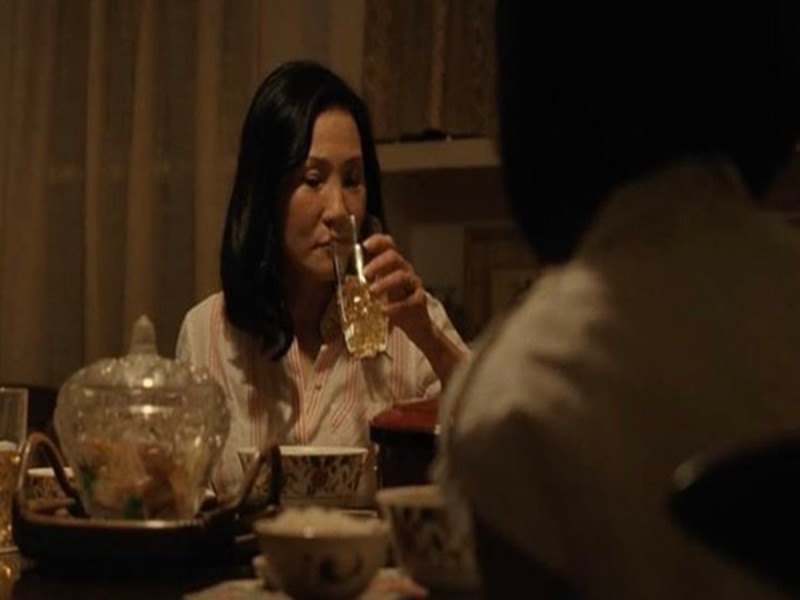 Nhân vật của Hồng Đào xuất hiện trong tập 8 với khoảng 8 phút. Cụ thể, Hanh Trinh Lau nấu canh chua cho chồng và con gái ăn khi con gái trở về nhà sau thời gian xa nhà. Trong lúc ăn, cả ba trò chuyện. Ảnh: Tiền Phong.