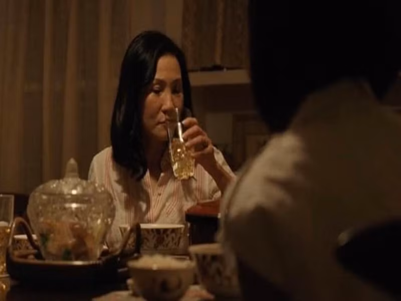 Nhân vật của Hồng Đào xuất hiện trong tập 8 với khoảng 8 phút. Cụ thể, Hanh Trinh Lau nấu canh chua cho chồng và con gái ăn khi con gái trở về nhà sau thời gian xa nhà. Trong lúc ăn, cả ba trò chuyện. Ảnh: Tiền Phong.