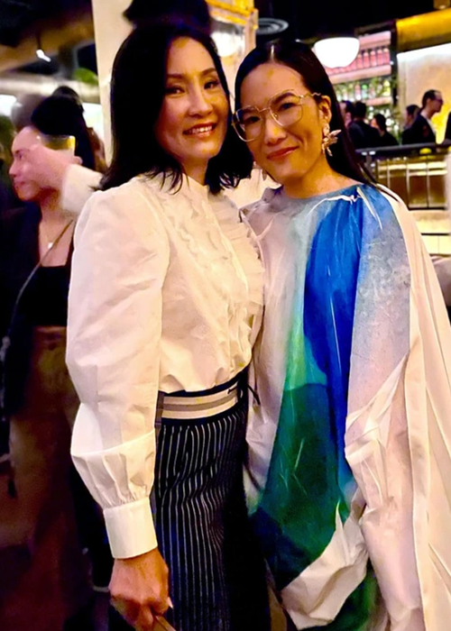 Hồng Đào thân thiết với Ali Wong - người đóng vai nữ chính Amy Lau bởi cả hai nói tiếng Việt. Theo Tiền Phong, Ali Wong biết nói tiếng Việt vì mẹ cô là người Việt sang Mỹ sống và làm việc từ năm 1960. Ảnh: Dân Việt.