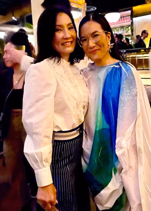 Hồng Đào thân thiết với Ali Wong - người đóng vai nữ chính Amy Lau bởi cả hai nói tiếng Việt. Theo Tiền Phong, Ali Wong biết nói tiếng Việt vì mẹ cô là người Việt sang Mỹ sống và làm việc từ năm 1960. Ảnh: Dân Việt.