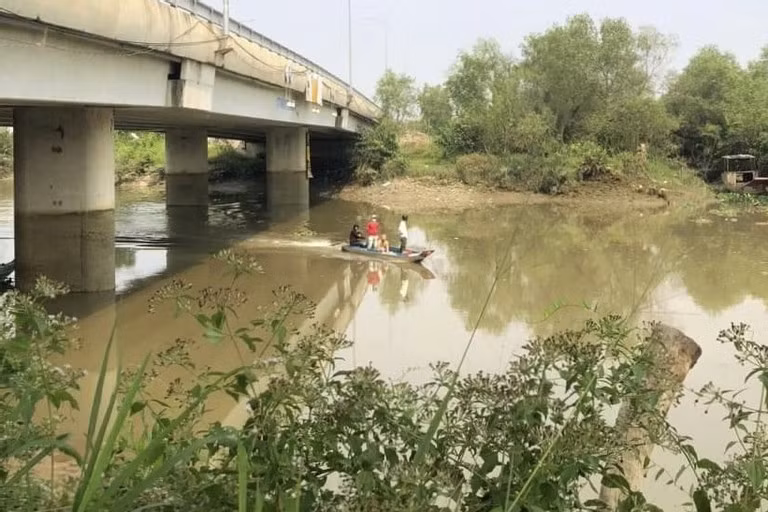 Phat hien thi the be trai tren song sau 1 ngay mat tich-Hinh-2