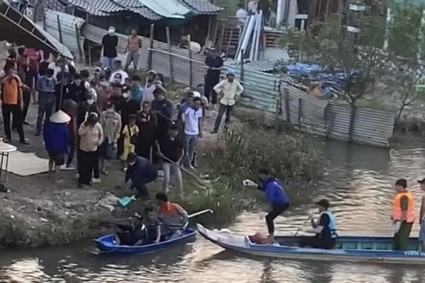 Phat hien thi the be trai tren song sau 1 ngay mat tich