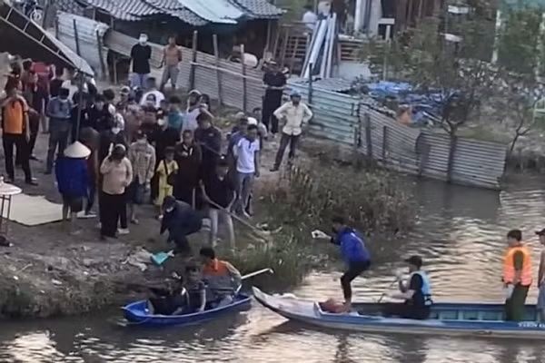 Phat hien thi the be trai tren song sau 1 ngay mat tich