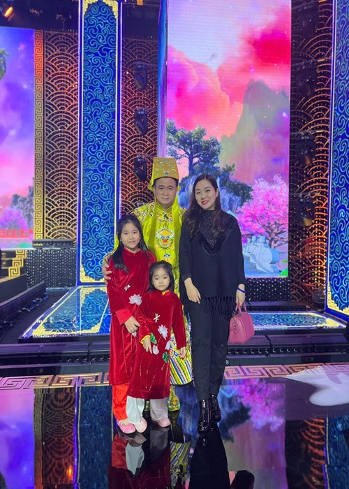 Vợ Tự Long từng tâm sự trên Vietnamnet về việc kết hôn với nghệ sĩ nổi tiếng: “Tôi phải làm quen với nhiều thói quen mới của chồng cũng như những đặc thù công việc và hào quang của một người nổi tiếng mang lại. Tôi cũng thích nghi dần và tìm thấy những niềm vui trong đó...".