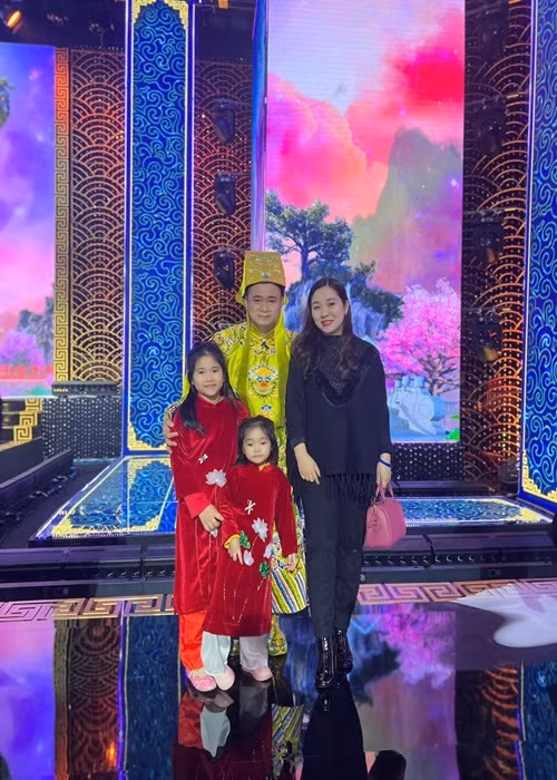 Vợ Tự Long từng tâm sự trên Vietnamnet về việc kết hôn với nghệ sĩ nổi tiếng: “Tôi phải làm quen với nhiều thói quen mới của chồng cũng như những đặc thù công việc và hào quang của một người nổi tiếng mang lại. Tôi cũng thích nghi dần và tìm thấy những niềm vui trong đó...".