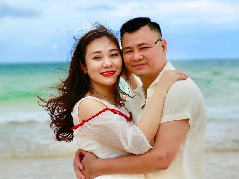 Cùng hoạt động trong môi trường nghệ thuật, vợ chồng Tự Long thấu hiểu và thông cảm công việc của nhau. "Chúng tôi có sự đồng cảm và có thể chia sẻ được vì ít nhiều cùng nghề. Cùng là người chiến sĩ quân đội nhân dân Việt Nam và cùng đam mê nghệ thuật sân khấu nên chúng tôi luôn hỗ trợ cho nhau. Có rất nhiều kiến thức về lịch sử sân khấu, những quan điểm diễn xuất hay về chuyên ngành nghệ thuật Chèo chỗ nào không hiểu tôi đều có thể nhờ sự trợ giúp từ chồng", Minh Nguyệt chia sẻ trên Vietnamnet.