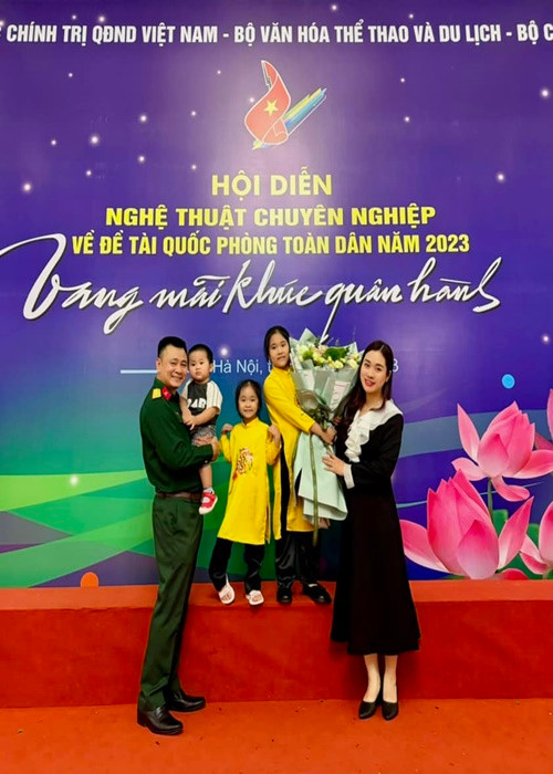 "Anh Tự Long cũng thay đổi để phù hợp cũng như chia sẻ với tôi nhiều hơn, nên tôi cảm thấy cuộc sống dễ chịu và không có phiền muộn gì về sự nổi tiếng của chồng", Minh Nguyệt nói.