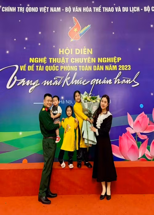 "Anh Tự Long cũng thay đổi để phù hợp cũng như chia sẻ với tôi nhiều hơn, nên tôi cảm thấy cuộc sống dễ chịu và không có phiền muộn gì về sự nổi tiếng của chồng", Minh Nguyệt nói.