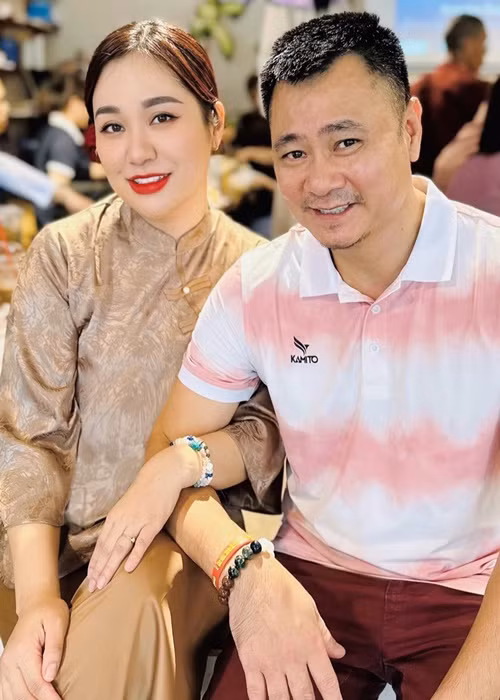 Tự Long rất thương yêu vợ con.