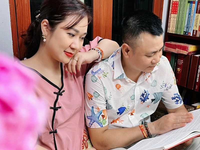 Tự Long kiếm được bao nhiêu tiền đều đưa hết cho vợ.