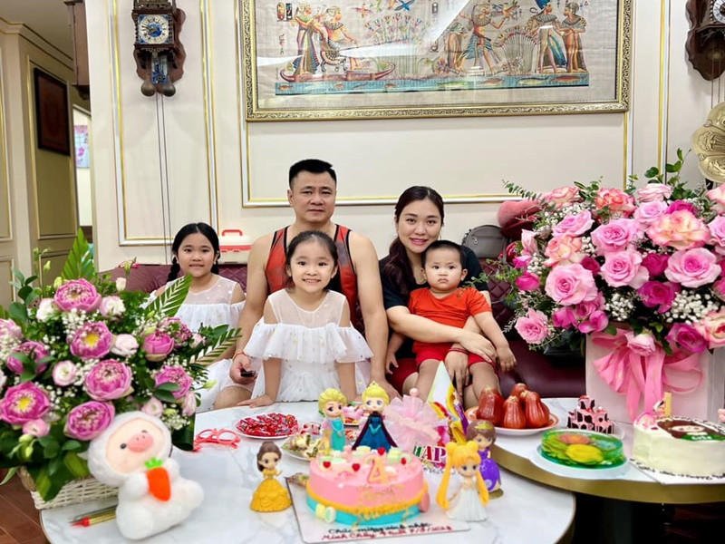 Vợ chồng Tự Long có 3 con chung 2 gái, 1 trai.