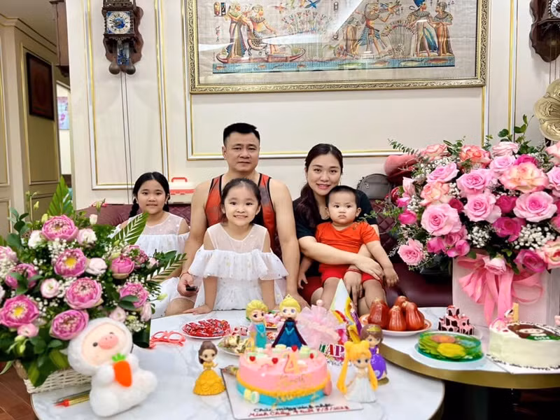 Vợ chồng Tự Long có 3 con chung 2 gái, 1 trai.