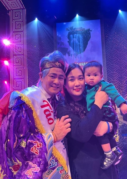 Minh Nguyệt thường đưa các con đến xem Tự Long diễn Táo quân.