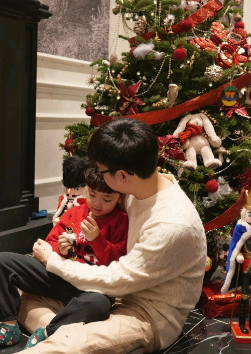 Chồng Tú Anh tên Gia Lộc, kém nàng hậu 1 tuổi.