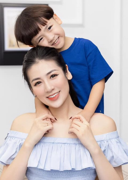 Nàng hậu chia sẻ trên Báo Giao Thông, cô không bao giờ đòi hỏi ông xã mình phải biết chăm sóc con cái kỹ càng. "Ông xã tôi cũng hiểu được điều đó nên mỗi khi có thời gian rảnh anh đều đưa vợ con đi chơi đâu đó hoặc đi du lịch", Tú Anh cho biết.