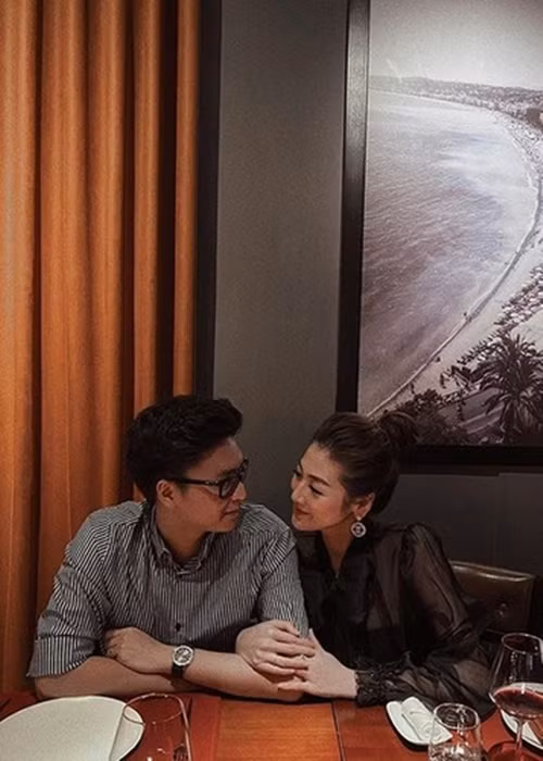 Sau khi cưới, vợ chồng Tú Anh thi thoảng mới xuất hiện bên nhau.