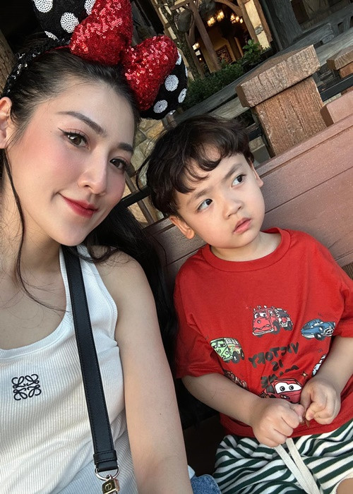 Bé Kem - con trai Tú Anh sở hữu những nét đẹp của bố mẹ như làn da trắng hồng, đôi mắt to tròn.