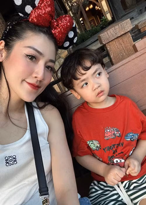 Bé Kem - con trai Tú Anh sở hữu những nét đẹp của bố mẹ như làn da trắng hồng, đôi mắt to tròn.