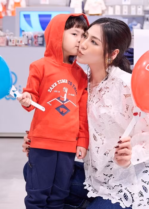 Như hot boy nhí, con trai Tú Anh nhận được nhiều lời mời quảng cáo.