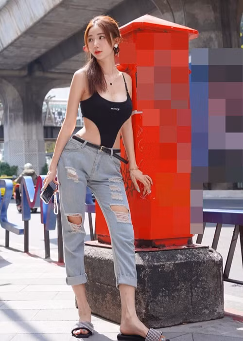 Nhiều cư dân mạng cho rằng Tan Pei Yu nên chọn trang phục phù hợp hoàn cảnh.