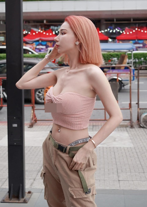 Vòng một nảy nở là lợi thế của Tan Pei Yu khi cô diện đồ táo bạo.